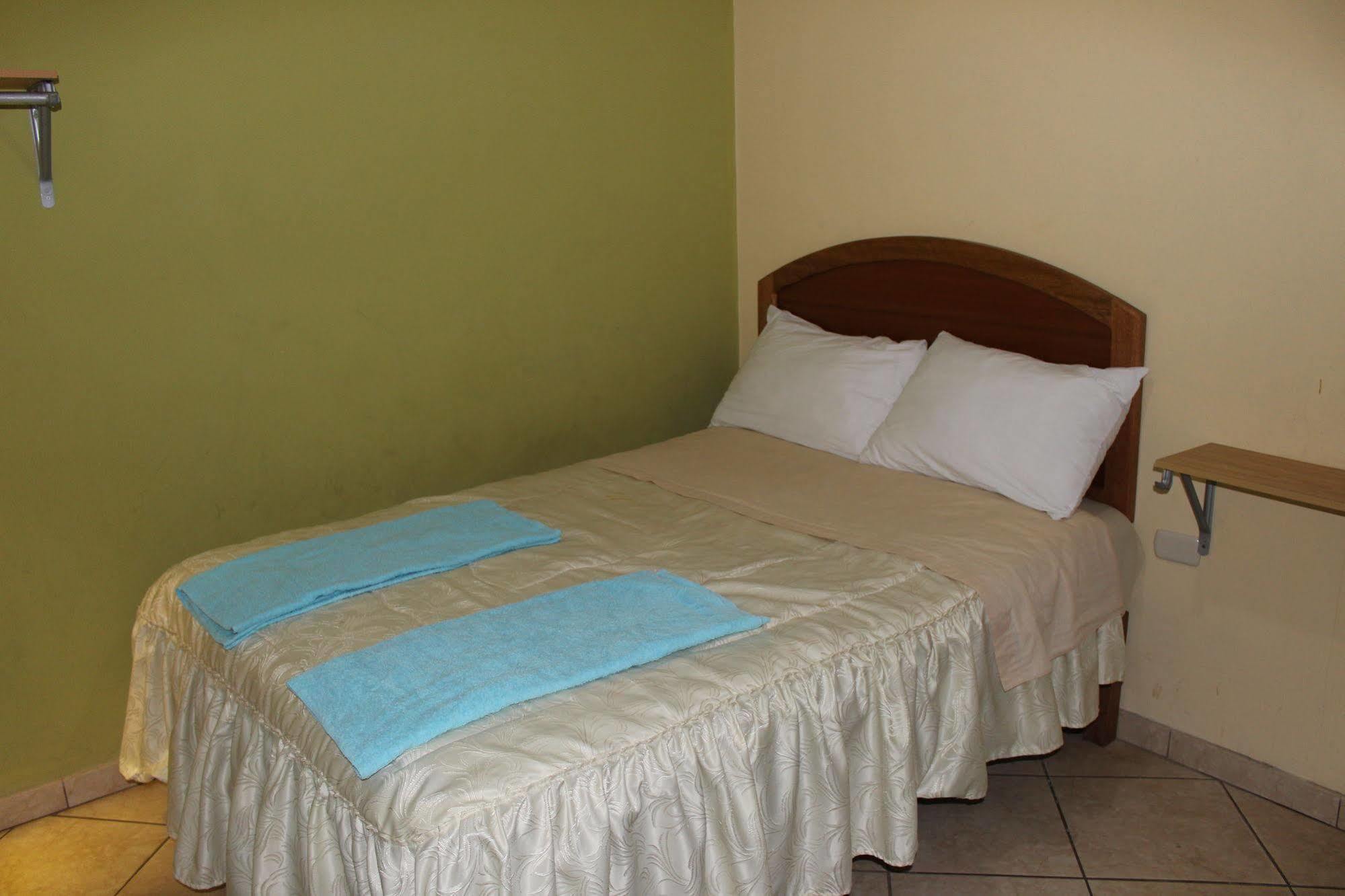 Posada De Percybal Lago Inn Пуно Екстериор снимка